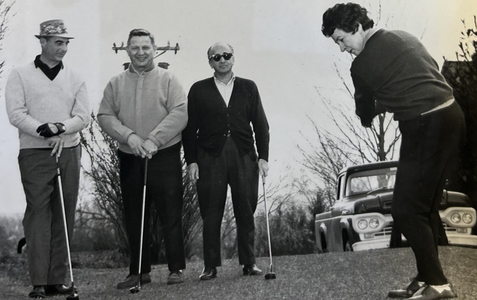 Golf_men_women_antique_car_60s