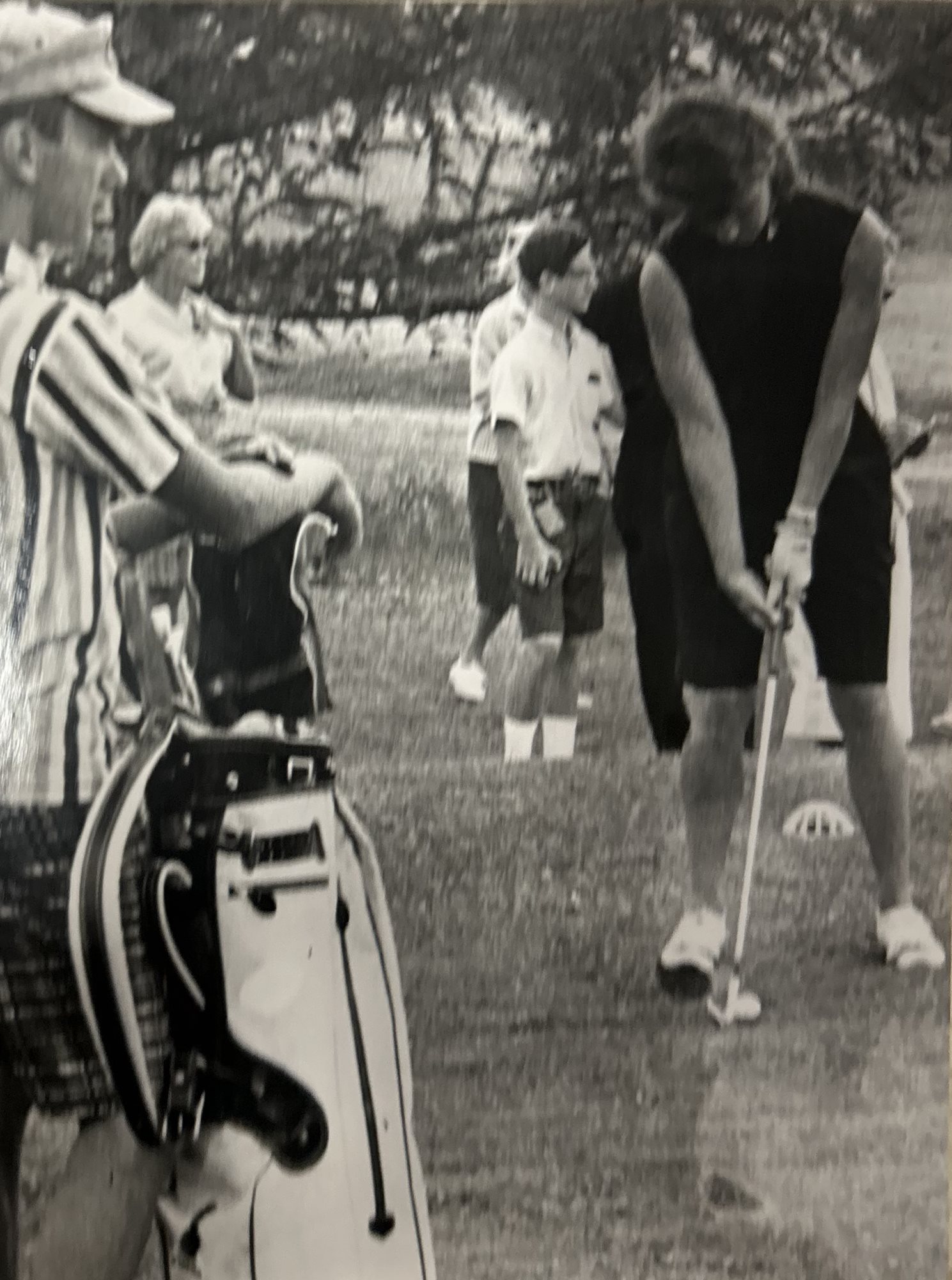 women_golfer_putting